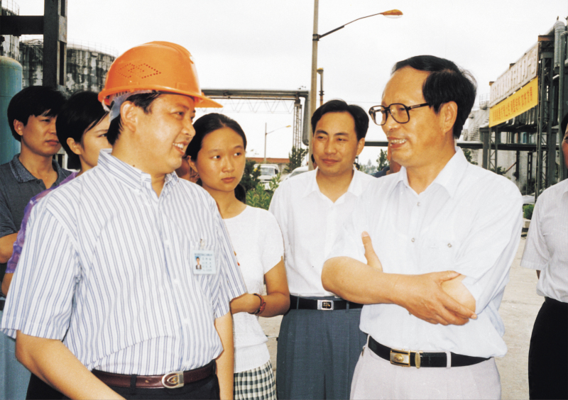 1998年8月1日，湖北省委書(shū)記賈志杰在舒心先生的陪同下，對(duì)我公司進(jìn)行了視察